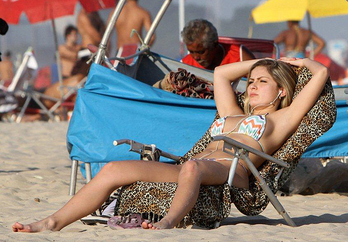 Só de biquíni, ex-BBB Renatinha exibe corpão em praia carioca 