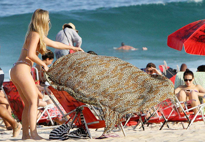 Só de biquíni, ex-BBB Renatinha exibe corpão em praia carioca 