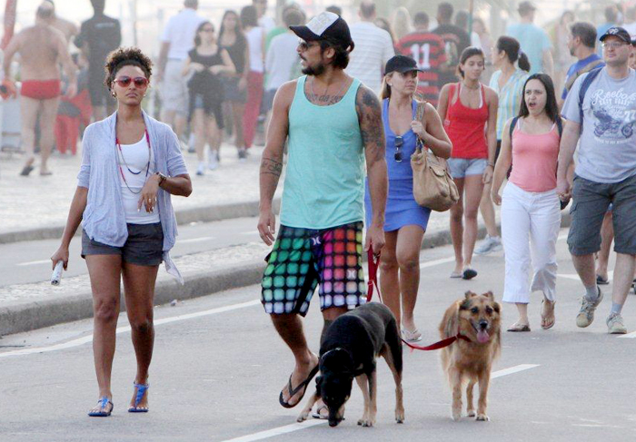 Sheron Menezzes leva os cachorros para passear com o namorado