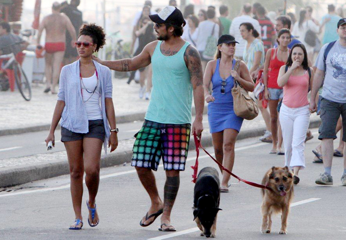 Sheron Menezzes leva os cachorros para passear com o namorado