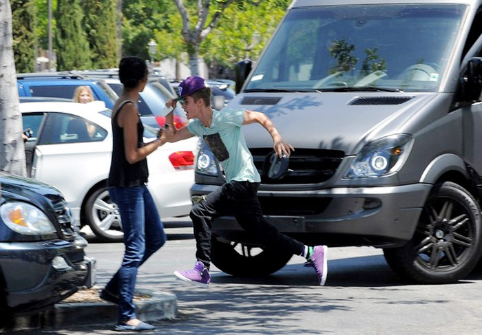 Justin Bieber sai no tapa com paparazzo na rua