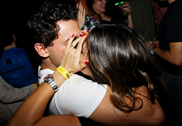 Rafael Almeida e Alinne Rosa beijam muito em balada paulista 