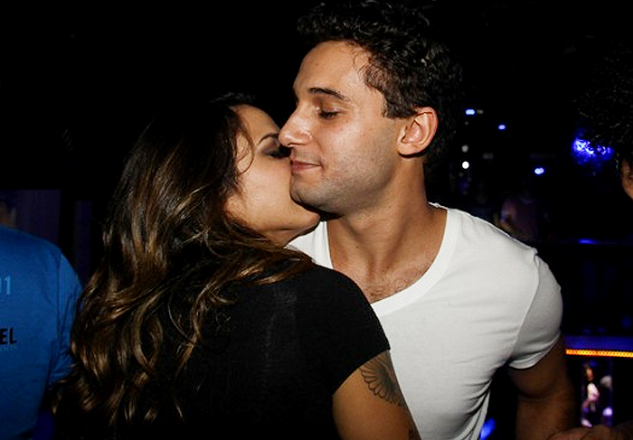 Rafael Almeida e Alinne Rosa beijam muito em balada paulista 