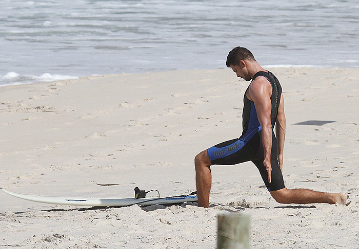 Depois de gravação, Cauã Reymond cair no mar