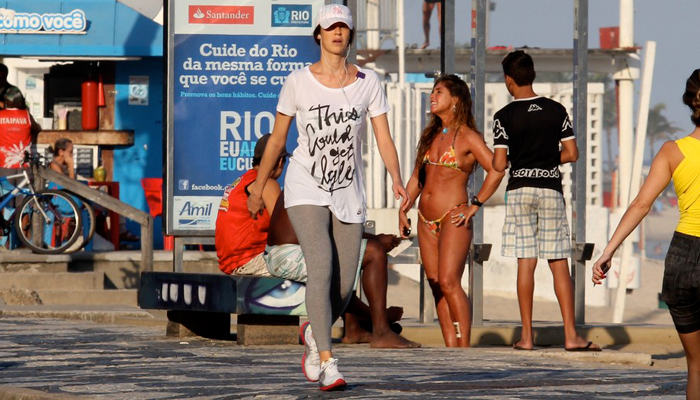 Luana Piovani caminha no final de tarde ensolarado do Rio