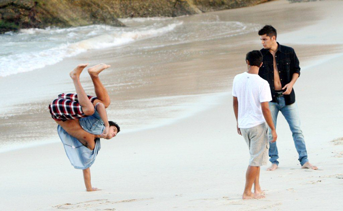Bruno Gissoni e Rodrigo Simas jogam capoeira na praia 
