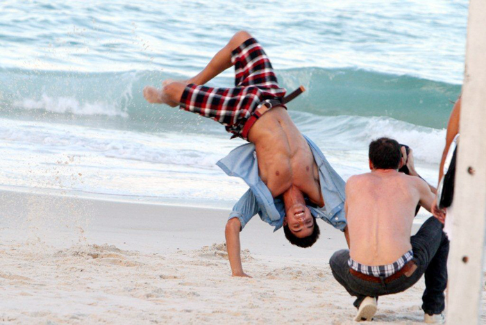 Bruno Gissoni e Rodrigo Simas jogam capoeira na praia 