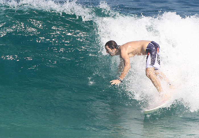 Vladimir Brichta exibe o belo corpo ao surfar na Barra da Tijuca