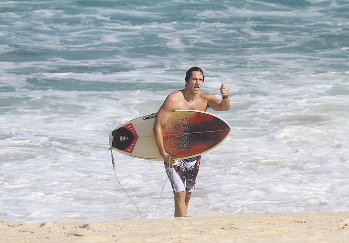 Vladimir Brichta exibe o belo corpo ao surfar na Barra da Tijuca