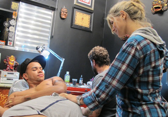 Dentinho faz tatuagem e Dani Souza fica o tempo todo ao seu lado