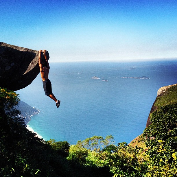 Jesus Luz arrisca a vida e se pendura na Pedra da Gávea