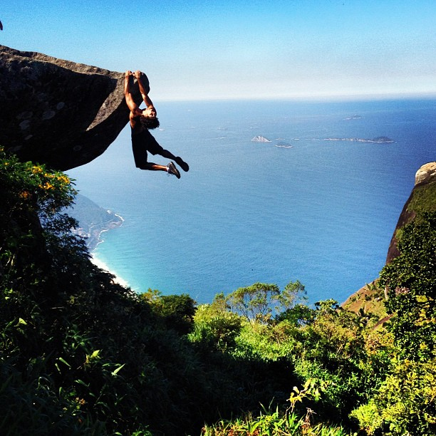 Jesus Luz arrisca a vida e se pendura na Pedra da Gávea