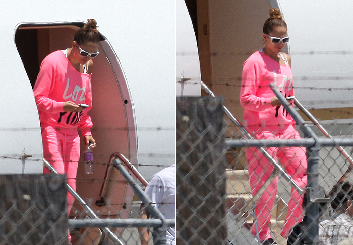 Jennifer Lopez desembarca de jatinho usando moletom pink