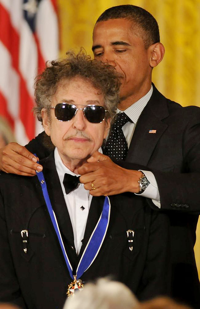 Bob Dylan é condecorado na Casa Branca