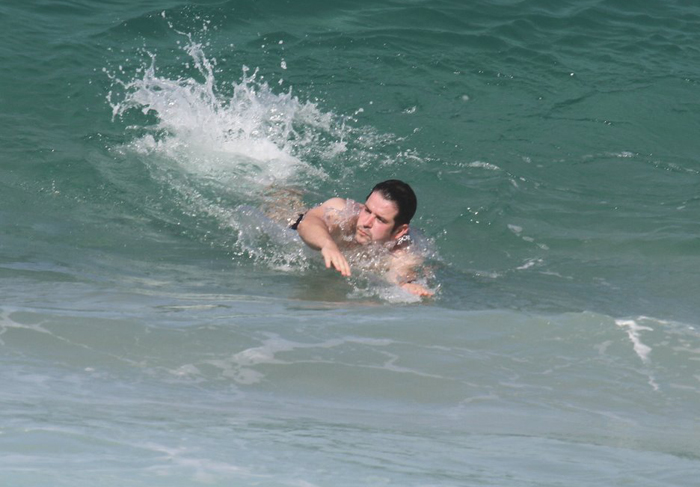 Murilo Benício nada no mar da Barra da Tijuca