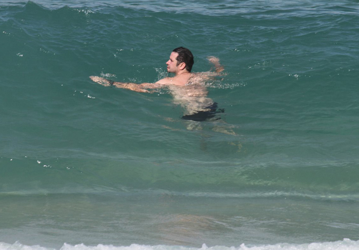 Murilo Benício nada no mar da Barra da Tijuca