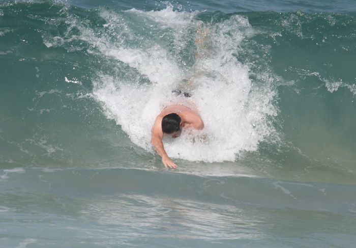 Murilo Benício nada no mar da Barra da Tijuca