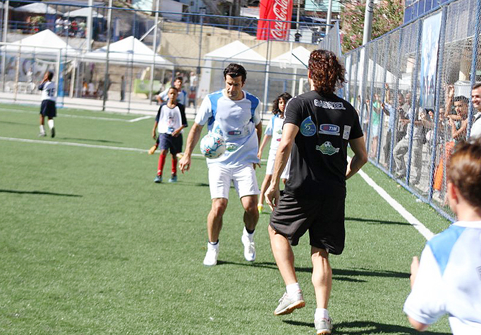 Gabriel Pensador joga com Luiz Figo no Vidigal