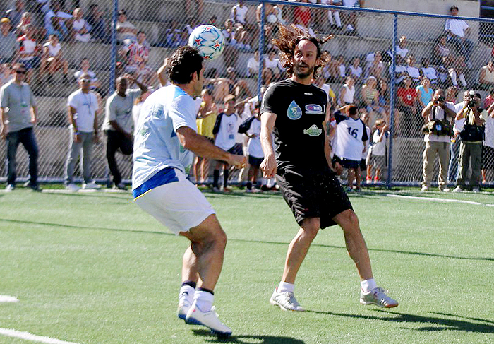 Gabriel Pensador joga com Luiz Figo no Vidigal