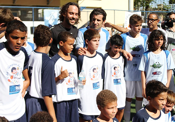 Gabriel Pensador joga com Luiz Figo no Vidigal