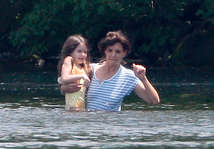 Katie Holmes e Suri Cruise nadam em lago gelado nos EUA