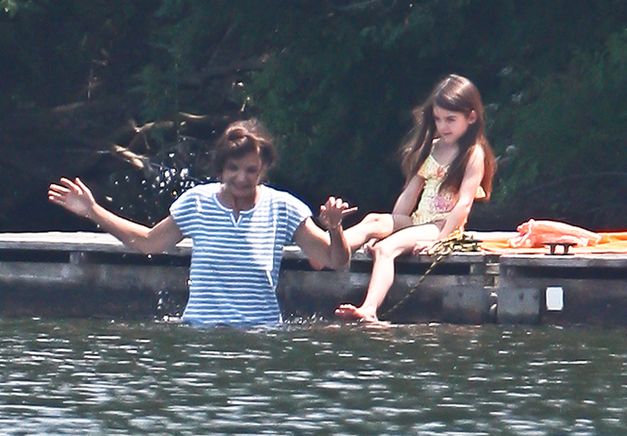 Katie Holmes e Suri Cruise nadam em lago gelado nos EUA