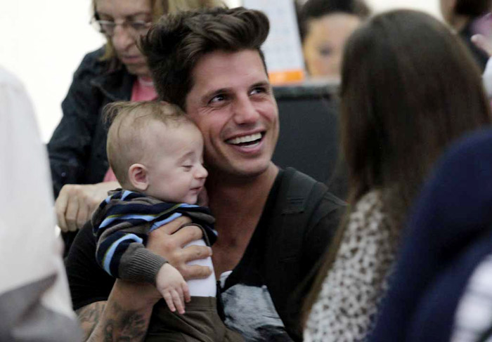 Em SP / Ex-BBB Fernando Fernandes se diverte com bebê em aeroporto