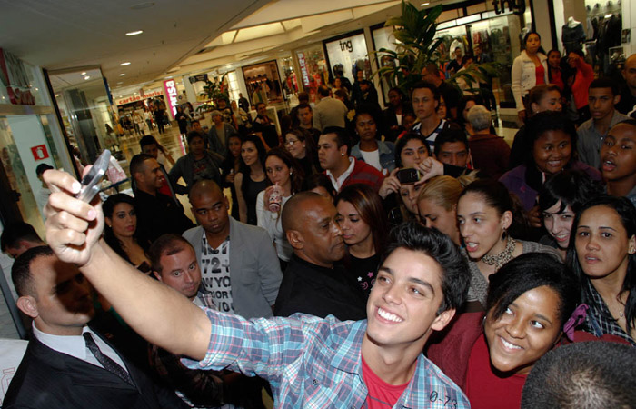 Lotação esgotada! Rodrigo Simas e Monique Alfradique causam frisson em shopping paulista Ofuxico