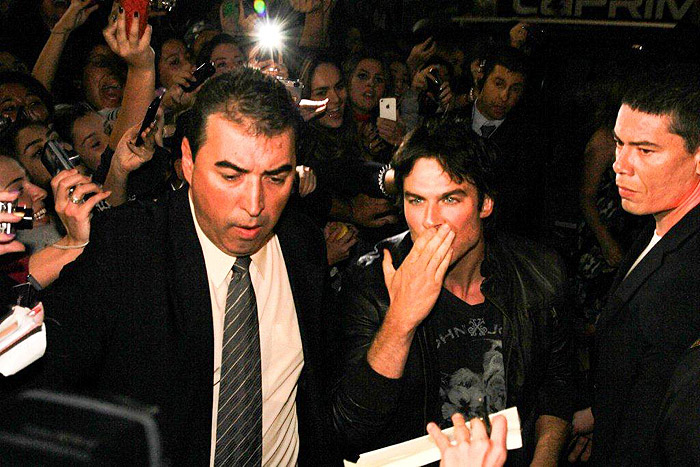 Ian Somerhalder distribuiu beijos para as fãs.