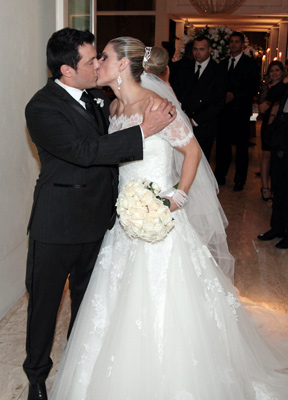 Mirella Santos e Wellington Muniz se beijando