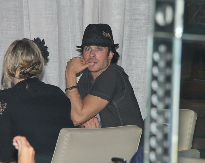 Ian Somerhalder janta em restaurante carioca