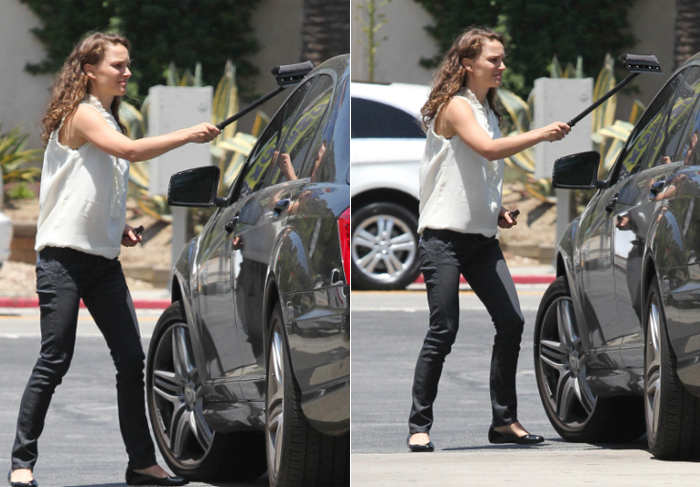 Natalie Portman limpa o vidro do carro em posto de gasolina