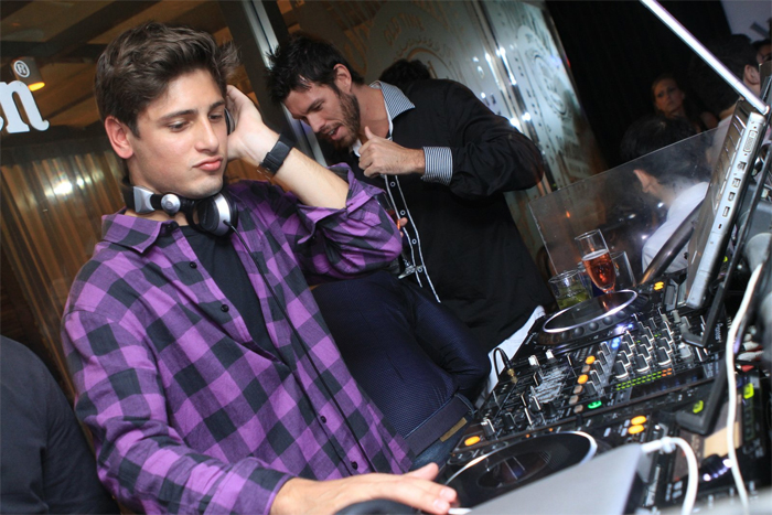 Daniel Rocha vira DJ em evento carioca