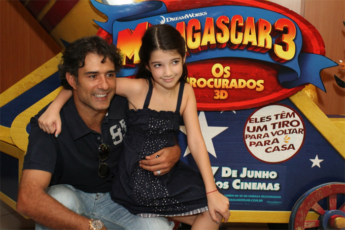Marcos Pasquim leva a filha para ver o filme Madagascar
