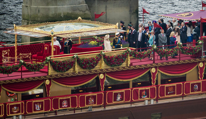 Procissão de barcos no rio Tâmisa marca 2º dia do Jubileu de Elizabeth II