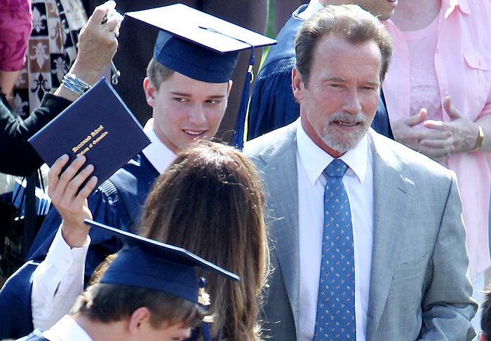 Schwarzenegger marca presença na formatura do filho 