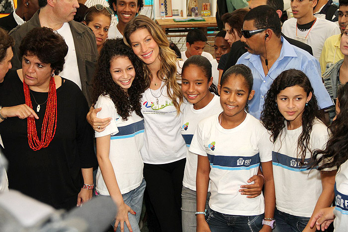 Gisele se reuniu com crianças de escolas públicas do Rio de Janeiro