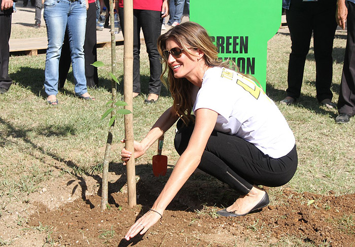 Gisele Bündchen planta árvore em evento pelo meio ambiente