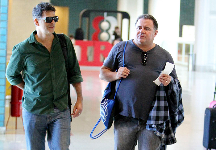 Léo Jaime e Eduardo Moscovis se encontram em aeroporto