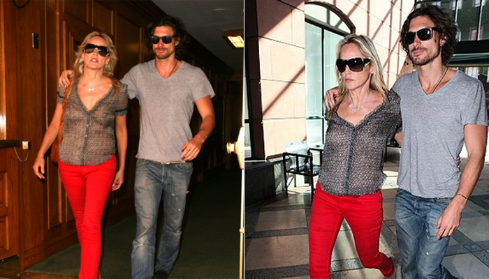 Com blusa transparente, Sharon Stone passeia com o namorado