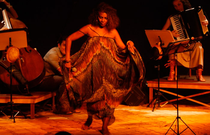 Com vestido longo, Zezé Motta se solta no palco Ofuxico