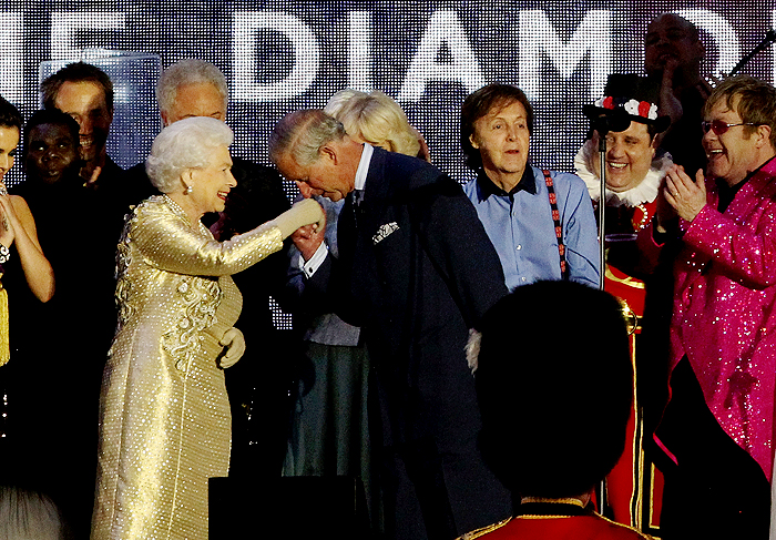 O príncipe beijou a mão da rainha.