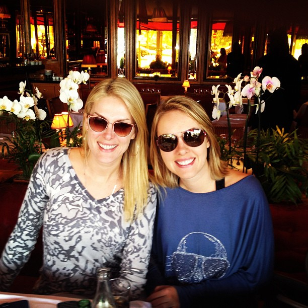 Ana Hickmann está em Paris com a irmã