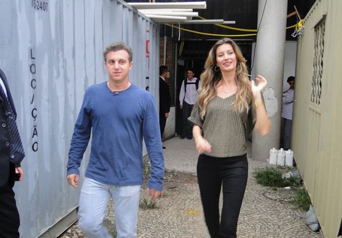 Luciano Huck dá carona para Gisele Bündchen