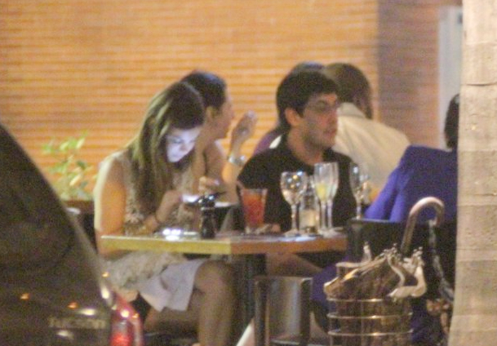 Sthefany Brito e Bruno de Luca curtem amigos em restaurante 