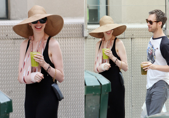  Anne Hathaway passeia com o braço engessado em Nova York