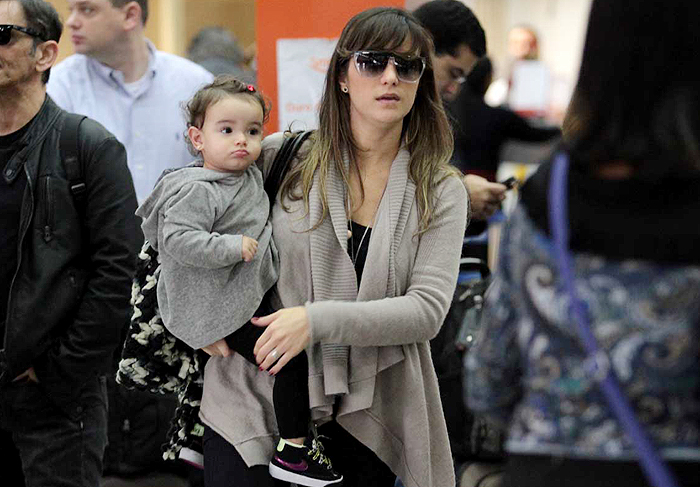 Marco Luque embarca com a família em aeroporto paulista