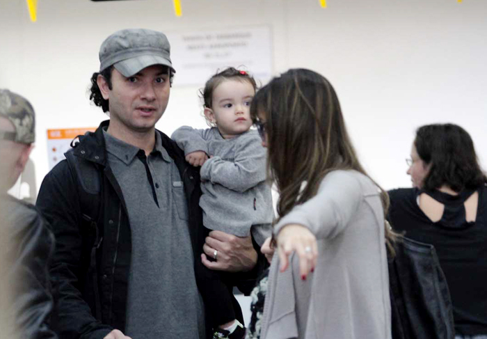 Marco Luque embarca com a família em aeroporto paulista