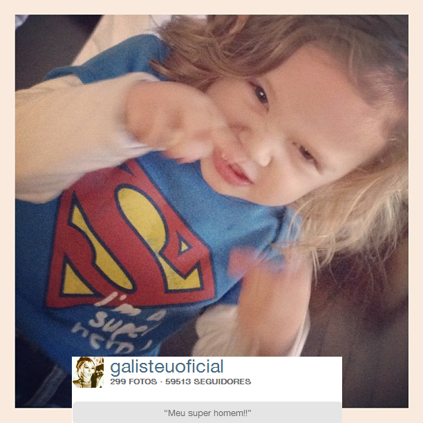 Adriane Galisteu posta foto do filho com camisa do Super Homem