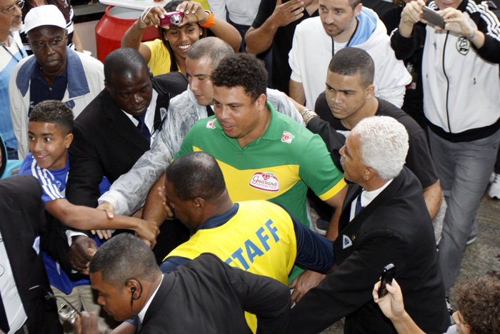Ronaldo fenômeno comenta partida de futebol em São Januário